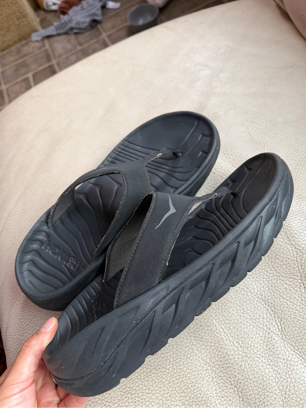 HOKA Unisex Black Athletic Foam Flip Flop Sandals Men’s Size 8